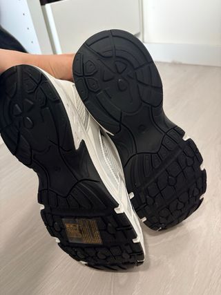 Tenis blancos y plateados con cordones