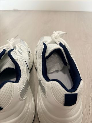 Tenis blancos y plateados con cordones