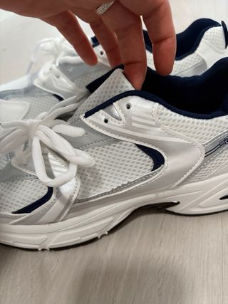 Tenis blancos y plateados con cordones