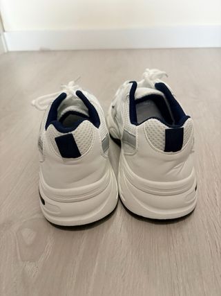 Tenis blancos y plateados con cordones