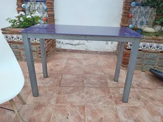 Escritorio de cristal y metal