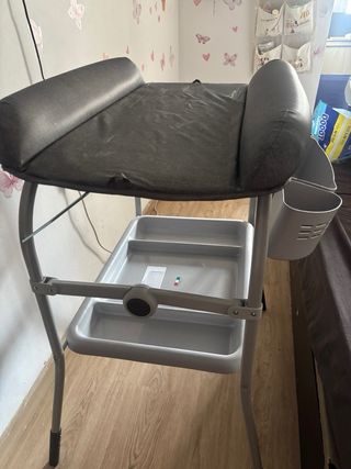 Cambiador de bebé con cubetas