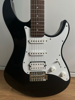 Yamaha Pacifica 012 + amplificador + funda