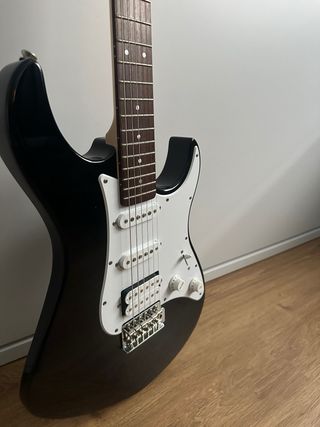 Yamaha Pacifica 012 + amplificador + funda