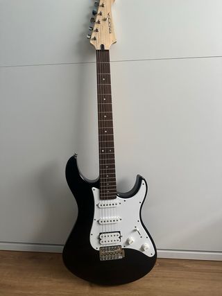 Yamaha Pacifica 012 + amplificador + funda