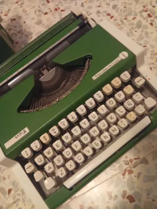 Máquina de escribir Olympia Traveller de Luxe