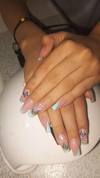 Servicio de manicure y pedicure. Masajesrelajantes