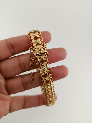 Pulsera dorada con diseño geométrico