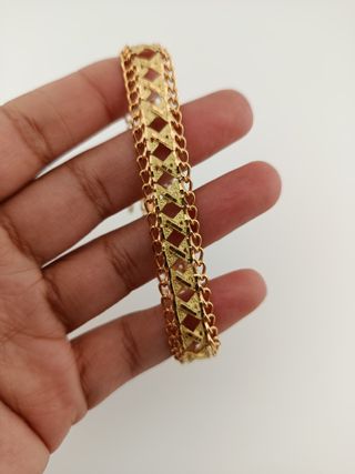 Pulsera dorada con diseño geométrico