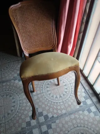 Sillas de madera y con respaldo de ratán (rejilla)