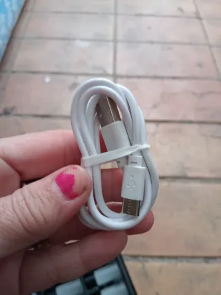 Cargador y recambios de perfume para el coche