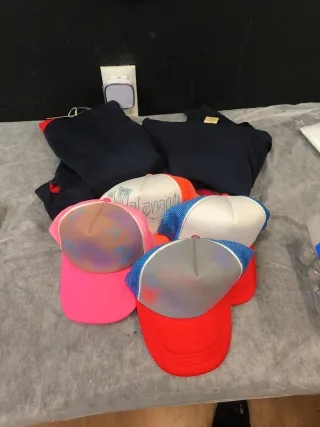 Lote de Gorras Trucker y sudadera