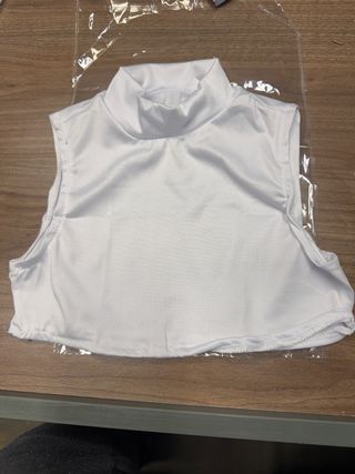 Camiseta corta cuello alto blanca