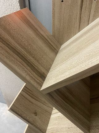 Estantería de madera estilo árbol