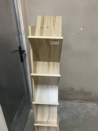 Estantería de madera estilo árbol