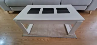 Mesa de centro blanca con detalles negros