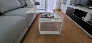 Mesa de centro blanca con detalles negros
