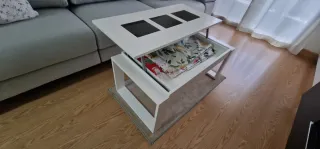 Mesa de centro blanca con detalles negros