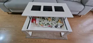 Mesa de centro blanca con detalles negros