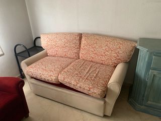 Sofá de tela beige y naranja