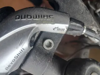 Bicicleta de montaña plateada de 60 cm de diámetro