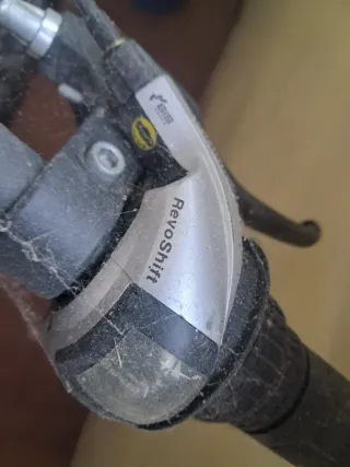 Bicicleta de montaña plateada de 60 cm de diámetro