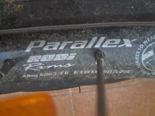 Bicicleta de montaña plateada de 60 cm de diámetro