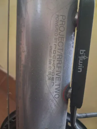 Bicicleta de montaña plateada de 60 cm de diámetro