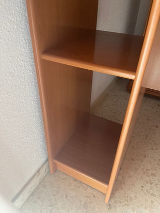 Escritorio de madera con cajones