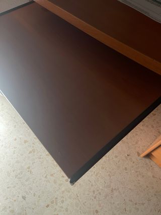 Escritorio de madera con cajones