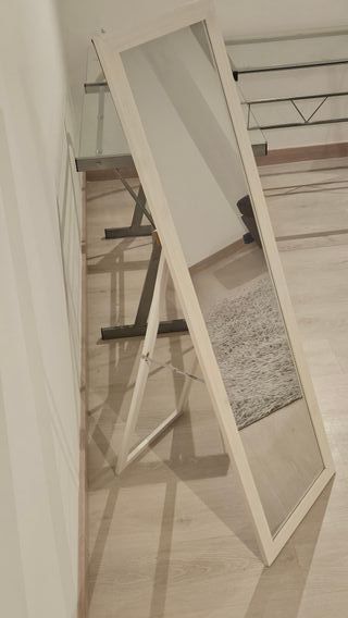 Espejo cuerpo entero con soporte de madera
