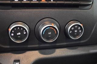 Renault Master CHASIS CABINA CARROZADO PAQUETERO CAMIÓN 3500 2.3 BLUE DCI 145 CV CON PLATAFORMA ELEVADORA