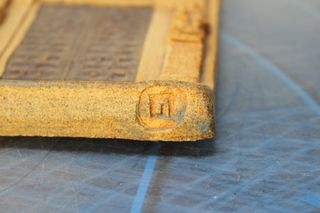 Relieve en cerámica de la fachada de la antigua facultad de medicina de Zaragoza.