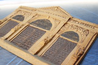 Relieve en cerámica de la fachada de la antigua facultad de medicina de Zaragoza.