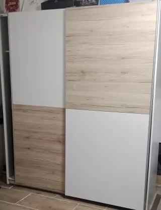 Armario puertas correderas madera y blanco