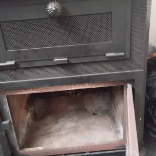 Estufa de leña negra