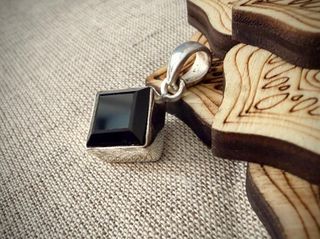 Colgante de Espinela Negra Facetada en Plata