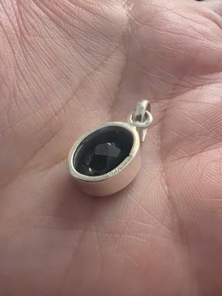 Colgante de Espinela Negra Facetada en Plata