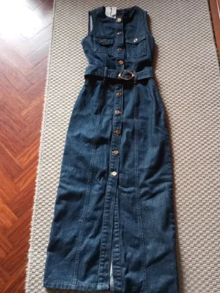Vestido vaquero ajustado con cinturón