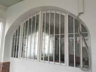 Puerta hierro y cristal 3 cierres