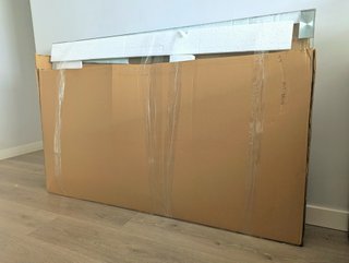 Mesa de comedor con cristal y patas de metal