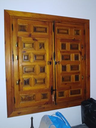 Puertas rústicas de madera, ventanas y armarios.
