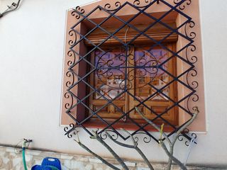 Puertas rústicas de madera, ventanas y armarios.