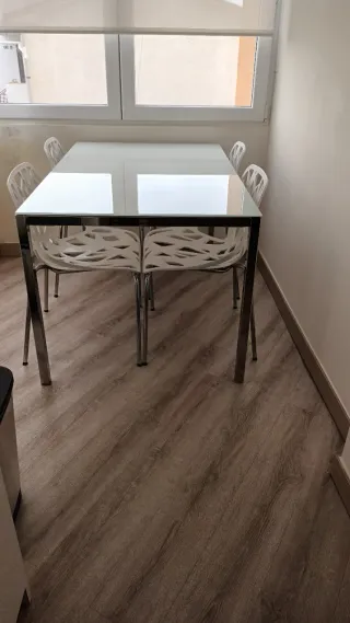 Mesa y 4 Sillas Comedor