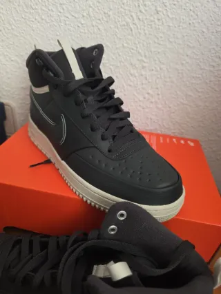 Nike Botas Negras y Beige