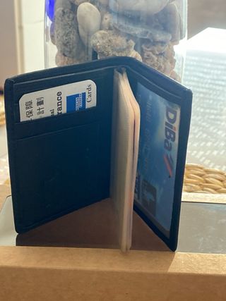 Cartera negra para tarjetas, billetes y monedas