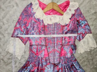 Traje de Fallera con Cancán, no tiene manteletas.