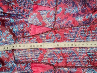 Traje de Fallera con Cancán, no tiene manteletas.