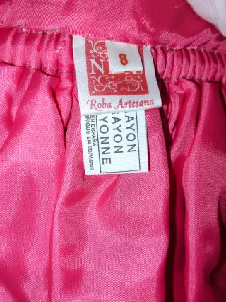 Traje de Fallera con Cancán, no tiene manteletas.