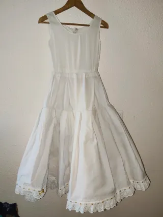 Traje de Fallera con Cancán, no tiene manteletas.